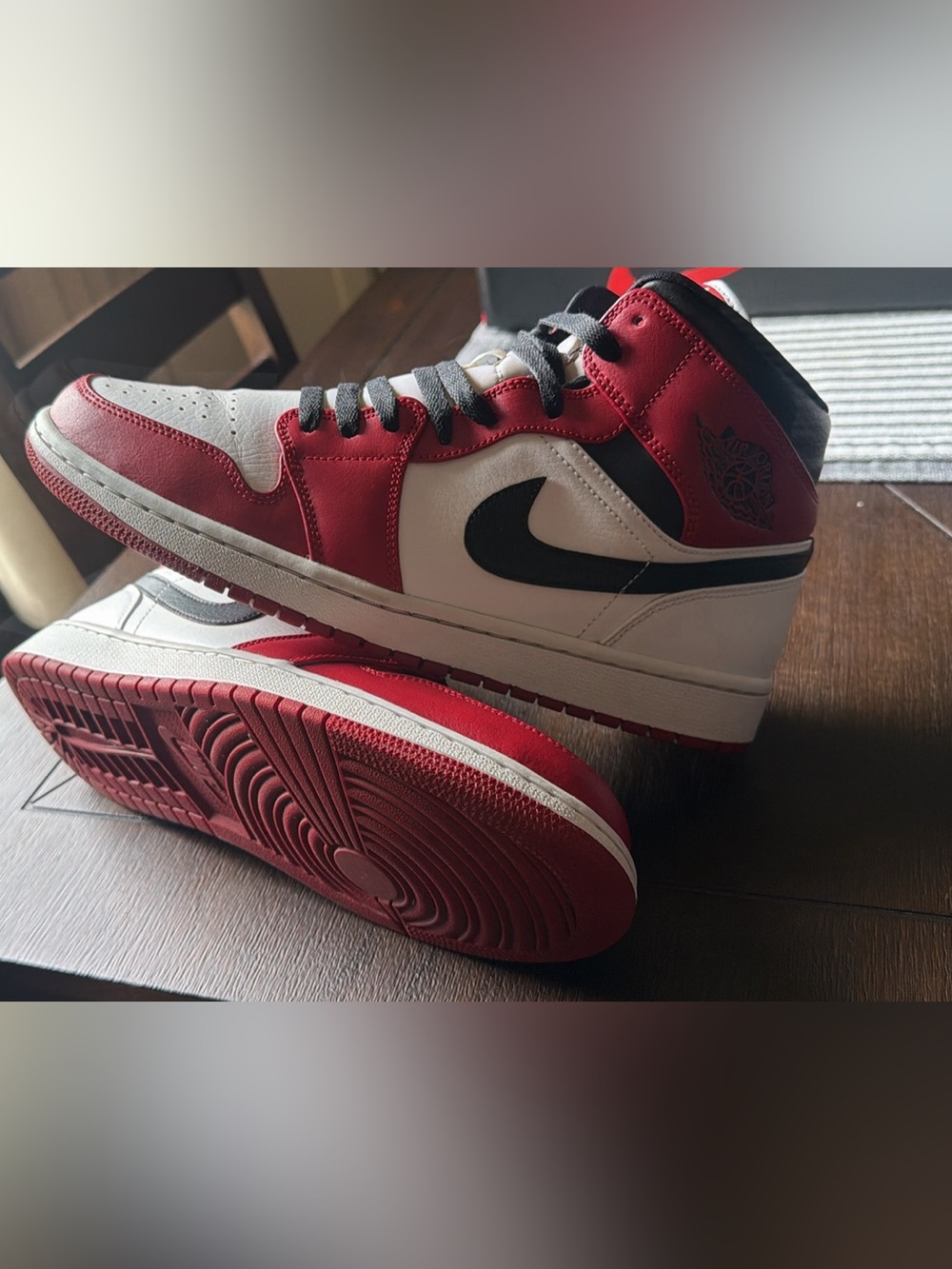 Nike Air Jordan 1 Mid Chicago Size 10.5